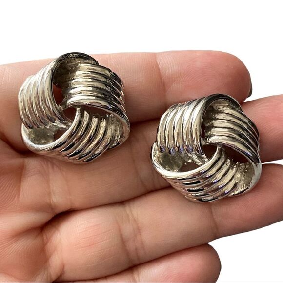 Vintage Silver Tone Ribbed Clip On Earring’s - Picture 1 of 4